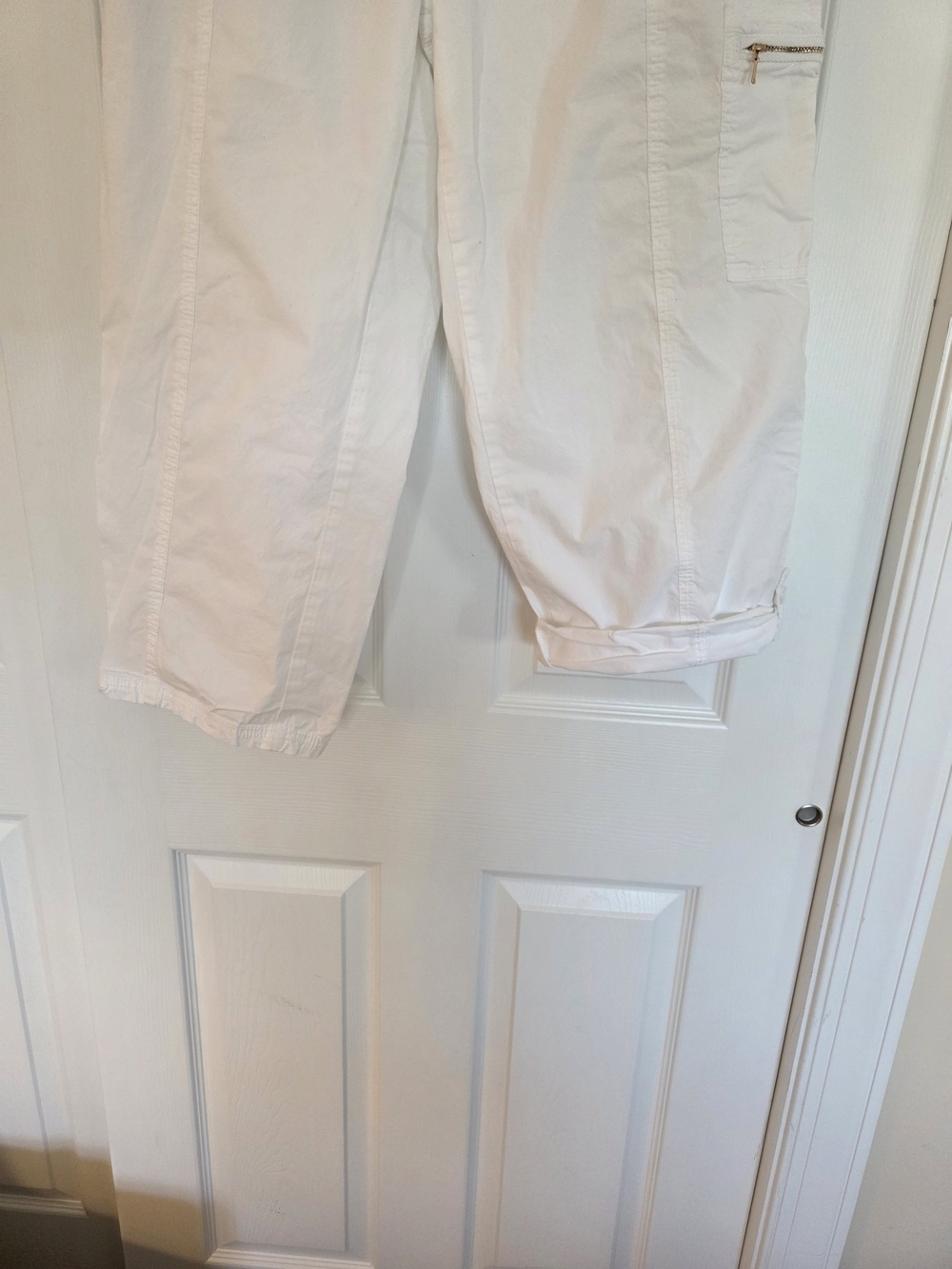 Chico's White Capris with Zip Pocket